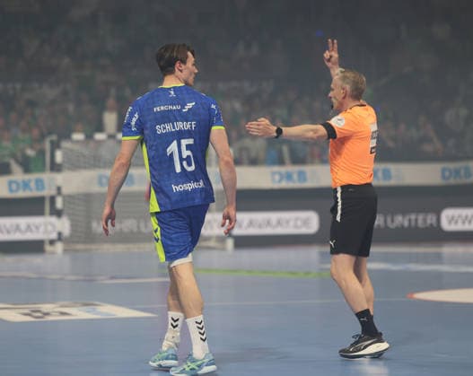 GER HBL Season 2025 2026 FÜCHSE Berlin vs VfL Gummersbach, 23 04 26, Max Schmeling Halle, Berlin, 2 minutes time penalty for Miro SCHLUROFF VfL Gummersbach 15 , Referee