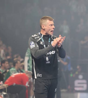 GER HBL season 2025 2026 FÜCHSE Berlin vs VfL Gummersbach, 23 04 26, Max Schmeling Halle, Berlin, Gudjon Valur SIGURDSSON VfL Gummersbach coach cheering on his team from the sidelines, coaching