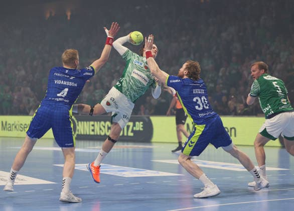 GER HBL Season 2025 2026 FÜCHSE Berlin vs VfL Gummersbach, 23 04 26, Max Schmeling Halle, Berlin, Ellidi Snaer VIDARSSON VfL Gummersbach 4 , Tobias SCHJOELBERG GRÖNDAHL Füchse Berlin 15 , Tom KIESLER VfL Gummersbach 30 , Max DARJ Füchse Berlin 5