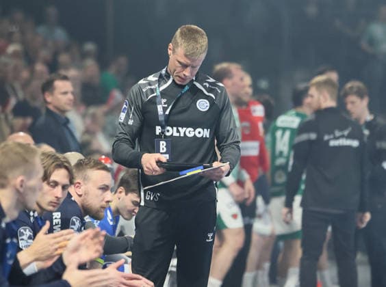 GER HBL season 2025 2026 FÜCHSE Berlin vs VfL Gummersbach, 23 04 26, Max Schmeling Halle, Berlin, Gudjon Valur SIGURDSSON VfL Gummersbach coach checks his statistics, on the sideline, coaching