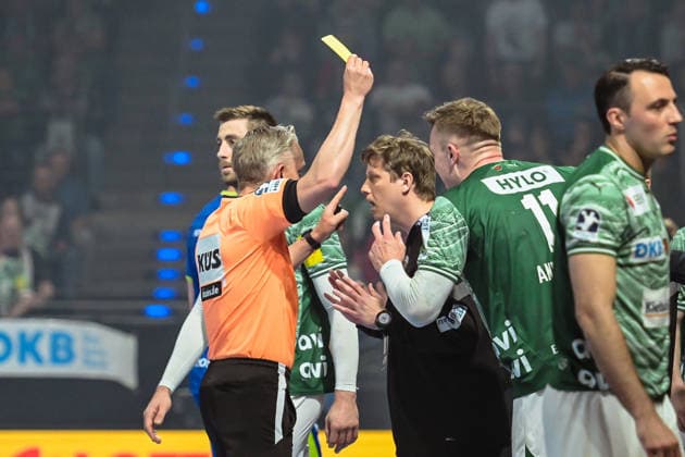 23 04 2026, xlakx, Handball Daikin HBL, Fuechse Berlin VfL Gummersbach v l Nicolej Krickau Fuechse Berlin coach gets yellow card Berlin Daniel Lakomski