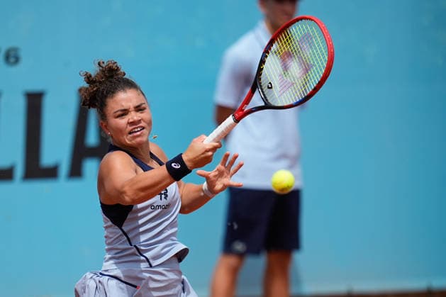 April 23, 2026, Madrid, Madrid, Spain: Jasmine Paolini of Italy plays against Laura Siegemund of Germany during the Mutua Madrid Open 2026, ATP, Tennis Herren Masters 1000 and WTA, Tennis Damen 1000, at La Caja Magica on April 23, 2026 in Madrid, Spain. Madrid Spain - ZUMAa181 20260423_zaa_a181_294 Copyright: xDennisxAgyemanx