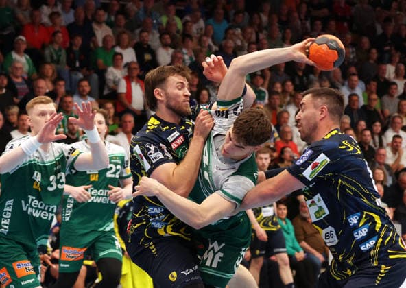 23.04.2026, Deutschland, Göppingen, Handball DAIKIN HBL Bundesliga, FRISCH AUF! Göppingen vs. Rhein-Neckar Löwen, v.l. Steven Plucnar Jacobsen (RNL), Elias Newel (FAG), Jannik Kohlbacher (RNL) *** 23 04 2026, Germany, Göppingen, Handball DAIKIN HBL Bundesliga, FRISCH AUF Göppingen vs Rhein Neckar Löwen, f l Steven Plucnar Jacobsen RNL , Elias Newel FAG , Jannik Kohlbacher RNL