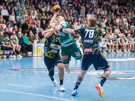 Elias Newel Frisch Auf Goeppingen, 40 in duel with Steven Plucnar Jacobsen Rhein Neckar Loewen, 09 and Edwin Aspenbaeck Rhein Neckar Loewen, 78 , Frisch Auf Goeppingen vs Rhein Neckar Loewen, Handball, 1 Bundesliga, Men, Season 2025 2026, 23 04 2026, Frisch Auf Goeppingen vs Rhein Neckar Loewen, Handball, 1 Bundesliga, Men, Season 2025 2026, 23 04 2026 Goeppingen Copyright: xEibner-Pressefoto MichaelxSchmidx EP_MST