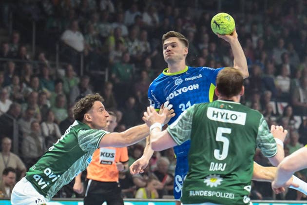 23 04 2026, xlakx, Handball Daikin HBL, Fuechse Berlin VfL Gummersbach v l Lukas Herburger Fuechse Berlin , Kay Smits VfL Gummersbach goes for a jump shot Berlin Daniel Lakomski