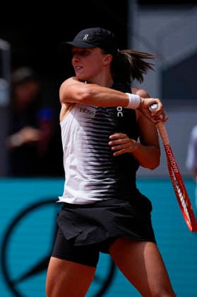April 23, 2026, Madrid, Madrid, Spain: Iga Swiatek of Poland plays against Daria Snigur of Ukraine during the Mutua Madrid Open 2026, ATP, Tennis Herren Masters 1000 and WTA, Tennis Damen 1000, at La Caja Magica on April 23, 2026 in Madrid, Spain. Madrid Spain - ZUMAa181 20260423_zaa_a181_298 Copyright: xOscarxJ.xBarrosox