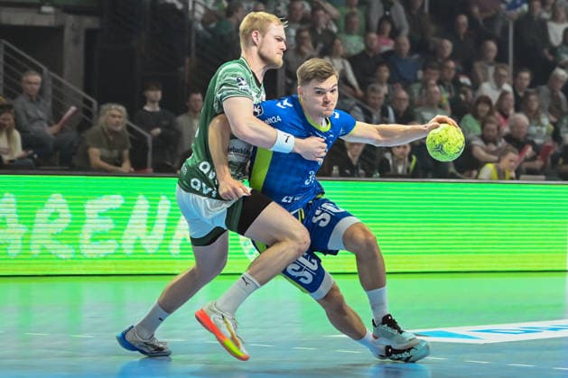 23 04 2026, xlakx, Handball Daikin HBL, Fuechse Berlin VfL Gummersbach v l Matthes Langhoff Fuechse Berlin , Kay Smits VfL Gummersbach duel, duel, fight, tackle Berlin Daniel Lakomski