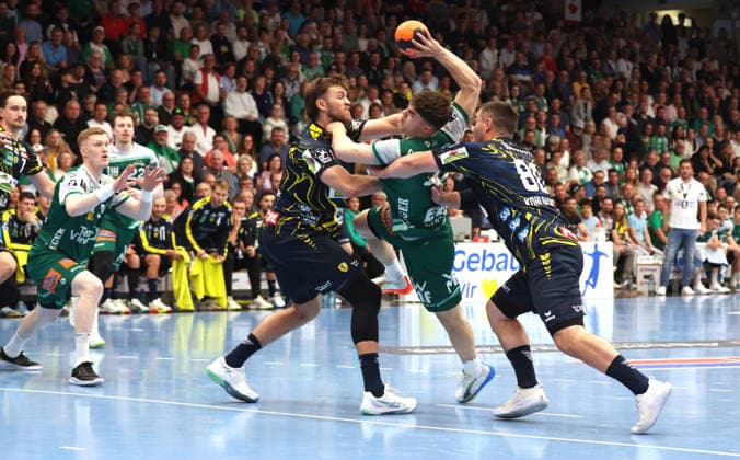 23 04 2026, Germany, Göppingen, Handball DAIKIN HBL Bundesliga, FRISCH AUF Göppingen vs Rhein Neckar Löwen, f l Steven Plucnar Jacobsen RNL , Elias Newel FAG , Jannik Kohlbacher RNL