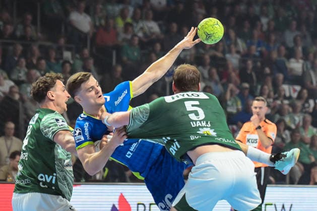 23 04 2026, xlakx, Handball Daikin HBL, Fuechse Berlin VfL Gummersbach v l Lukas Herburger Fuechse Berlin , Kay Smits VfL Gummersbach , Max Darj Fuechse Berlin ,Max Darj Fuechse Berlin Zweikampf, Duell, Kampf, tackle Berlin Daniel Lakomski