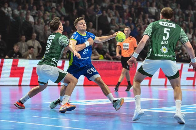 23 04 2026, xlakx, Handball Daikin HBL, Fuechse Berlin VfL Gummersbach v l Lukas Herburger Fuechse Berlin , Kay Smits VfL Gummersbach , Max Darj Fuechse Berlin duel, duel, fight, tackle Berlin Daniel Lakomski