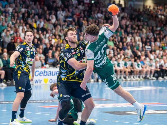 Elias Newel Frisch Auf Goeppingen, 40 in duel with Steven Plucnar Jacobsen Rhein Neckar Loewen, 09 , Frisch Auf Goeppingen vs Rhein Neckar Loewen, Handball, 1 Bundesliga, Men, Season 2025 2026, 23 04 2026, Frisch Auf Goeppingen vs Rhein Neckar Loewen, Handball, 1 Bundesliga, Men, Season 2025 2026, 23 04 2026 Goeppingen Copyright: xEibner-Pressefoto MichaelxSchmidx EP_MST