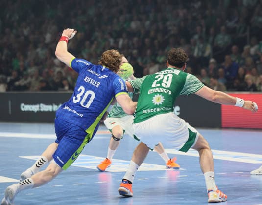 GER HBL season 2025 2026 FÜCHSE Berlin vs VfL Gummersbach, 23 04 26, Max Schmeling Halle, Berlin, Kreisläufer, Fight, Tom KIESLER VfL Gummersbach 30 , Lukas HERBURGER Füchse Berlin 29 , Use, suspension