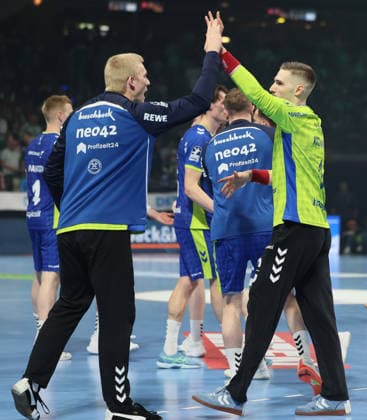 GER HBL season 2025 2026 FÜCHSE Berlin vs VfL Gummersbach, 23 04 26, Max Schmeling Halle, Berlin, Bertram OBLING VfL Gummersbach 16 and Dominik KUZMANIVIC VfL Gummersbach 1 high-five, Emotion, Team Spirit
