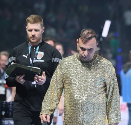 GER HBL Season 2025 2026 FÜCHSE Berlin vs VfL Gummersbach, 23 04 26, Max Schmeling Halle, Berlin, Bob HANNING Füchse Berlin Manager , pensive, on the way to the dressing room, head hanging, dissatisfied