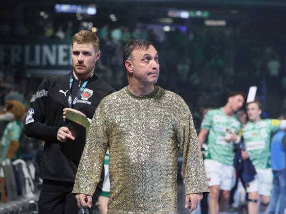 GER HBL season 2025 2026 FÜCHSE Berlin vs VfL Gummersbach, 23 04 26, Max Schmeling Halle, Berlin, Max RINDERLE Füchse Berlin Co Trainer and Bob HANNING Füchse Berlin Manager on the way to the dressing room, half-time, critical look at the scoreboard