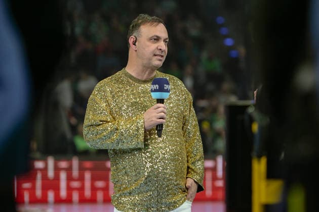 23 04 2026, xlakx, Handball Daikin HBL, Fuechse Berlin VfL Gummersbach v l Bob Hanning Fuechse Berlin Managing Director with a golden glitter sweater Berlin Daniel Lakomski