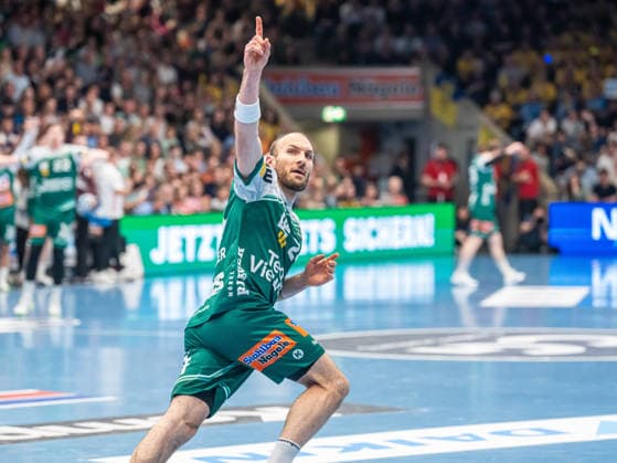 Marcel Schiller Frisch Auf Goeppingen, 24 cheers the fans after his goal, Frisch Auf Goeppingen vs Rhein Neckar Loewen, Handball, 1 Bundesliga, Men, Season 2025 2026, 23 04 2026, Frisch Auf Goeppingen vs Rhein Neckar Loewen, Handball, 1 Bundesliga, Men, Season 2025 2026, 23 04 2026 Goeppingen Copyright: xEibner-Pressefoto MichaelxSchmidx EP_MST