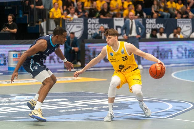 Perttu Blomgren Syntainics MBC, 20 in duel against Michael Anthony Caffey CSO Voluntari, 05 GER, Syntainics MBC vs CSO Voluntari, Basketball, European North Basketball League, Match for 3rd place, Season 2025 2026, 23 04 2026 GER, Syntainics MBC vs CSO Voluntari, Basketball, European North Basketball League, Match for 3rd place, Season 2025 2026, 23 04 2026 Weissenfels Copyright: xEibner-Pressefoto PiaxSchindlerx EP_PSR
