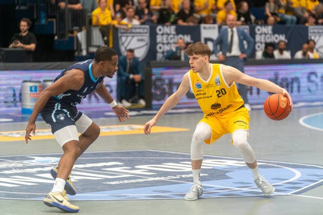 Perttu Blomgren Syntainics MBC, 20 in duel against Michael Anthony Caffey CSO Voluntari, 05 GER, Syntainics MBC vs CSO Voluntari, Basketball, European North Basketball League, Match for 3rd place, Season 2025 2026, 23 04 2026 GER, Syntainics MBC vs CSO Voluntari, Basketball, European North Basketball League, Match for 3rd place, Season 2025 2026, 23 04 2026 Weissenfels Copyright: xEibner-Pressefoto PiaxSchindlerx EP_PSR