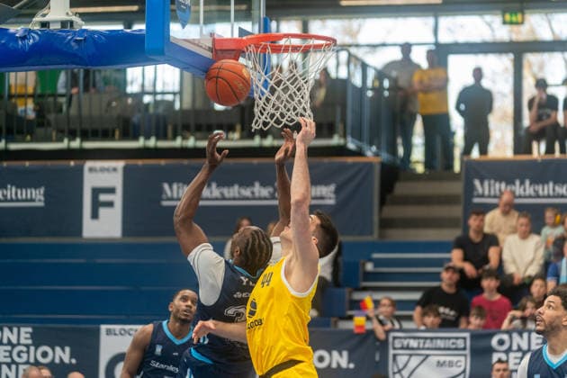 Jure Planinic Syntainics MBC, 44 defends the Weissenfels basket against Solomon Devin Young CSO Voluntari, 33 GER, Syntainics MBC vs CSO Voluntari, Basketball, European North Basketball League, 3rd place match, 2025 2026 season, 23 04 2026 GER, Syntainics MBC vs CSO Voluntari, Basketball, European North Basketball League, 3rd place match, 2025 2026 season, 23 04 2026 Weissenfels Copyright: xEibner-Pressefoto PiaxSchindlerx EP_PSR