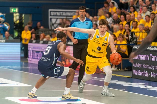 Perttu Blomgren Syntainics MBC, 20 starts an offensive action GER, Syntainics MBC vs CSO Voluntari, Basketball, European North Basketball League, 3rd place match, 2025 2026 season, 23 04 2026 GER, Syntainics MBC vs CSO Voluntari, Basketball, European North Basketball League, 3rd place match, 2025 2026 season, 23 04 2026 Weissenfels Copyright: xEibner-Pressefoto PiaxSchindlerx EP_PSR