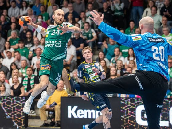 Marcel Schiller Frisch Auf Goeppingen, 24 in duel with MIke Jensen Rhein Neckar Loewen, 20 , Frisch Auf Goeppingen vs Rhein Neckar Loewen, Handball, 1 Bundesliga, Men, Season 2025 2026, 23 04 2026, Frisch Auf Goeppingen vs Rhein Neckar Loewen, Handball, 1 Bundesliga, Men, Season 2025 2026, 23 04 2026 Goeppingen Copyright: xEibner-Pressefoto MichaelxSchmidx EP_MST