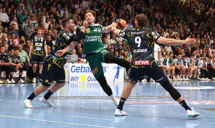 23 04 2026, Germany, Göppingen, Handball DAIKIN HBL Bundesliga, FRISCH AUF Göppingen vs Rhein Neckar Löwen, f l Jannik Kohlbacher RNL , Erik Persson FAG , Steven Plucnar Jacobsen RNL
