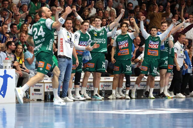 23 04 2026, Germany, Göppingen, Handball DAIKIN HBL Bundesliga, FRISCH AUF Göppingen vs Rhein Neckar Löwen, FAG coach Ben Matschke cheers with the team