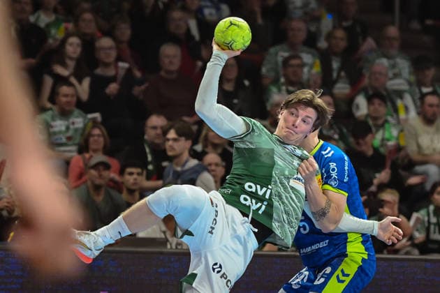 23 04 2026, xlakx, Handball Daikin HBL, Fuechse Berlin VfL Gummersbach v l Nils Lichtlein Fuechse Berlin , Tilen Kodrin VfL Gummersbach duel, duel, fight, tackle Berlin Daniel Lakomski