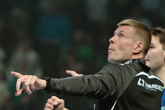 23 04 2026, xlakx, Handball Daikin HBL, Fuechse Berlin VfL Gummersbach v l Gudjon Valur Sigurdsson VfL Gummersbach coach gives instructions, gestures with his arms, gesticulates, gives instructions Berlin Daniel Lakomski