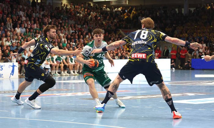 23 04 2026, Germany, Göppingen, Handball DAIKIN HBL Bundesliga, FRISCH AUF Göppingen vs Rhein Neckar Löwen, f l Steven Plucnar Jacobsen RNL , Elias Newel FAG , Edwin Aspenbäck RNL