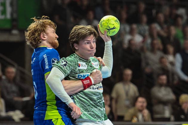 23 04 2026, xlakx, Handball Daikin HBL, Fuechse Berlin VfL Gummersbach v l Tom Kiesler VfL Gummersbach , Nils Lichtlein Fuechse Berlin duel, duel, fight, tackle Berlin Daniel Lakomski
