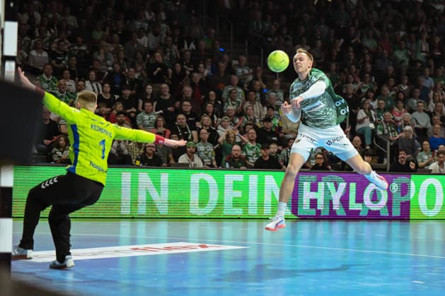 23 04 2026, xlakx, Handball Daikin HBL, Fuechse Berlin VfL Gummersbach v l Dominik Kuzmanovic VfL Gummersbach , Mathias Gidsel Fuechse Berlin wirft Tor Berlin Daniel Lakomski