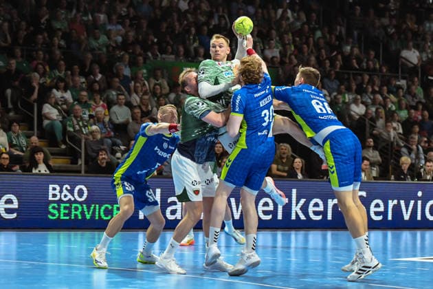 23 04 2026, xlakx, Handball Daikin HBL, Fuechse Berlin VfL Gummersbach f l Max Darj Fuechse Berlin , Mathias Gidsel Fuechse Berlin , Tom Kiesler VfL Gummersbach , Stepan Zeman VfL Gummersbach sets up for a jump shot Berlin Daniel Lakomski