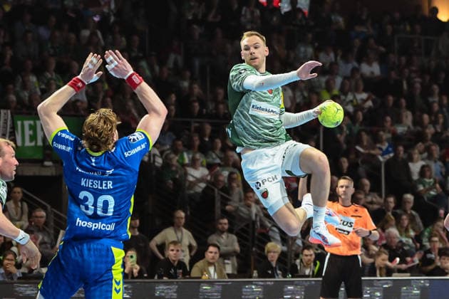 23 04 2026, xlakx, Handball Daikin HBL, Fuechse Berlin VfL Gummersbach v l Tom Kiesler VfL Gummersbach , Mathias Gidsel Fuechse Berlin sets off for a jump shot Berlin Daniel Lakomski