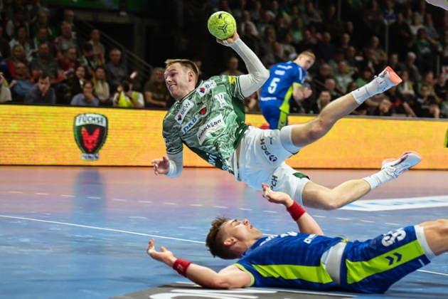 23 04 2026, xlakx, Handball Daikin HBL, Fuechse Berlin VfL Gummersbach v l Mathias Gidsel Fuechse Berlin , Stepan Zeman VfL Gummersbach goes for the jump shot Berlin Daniel Lakomski