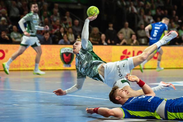 23 04 2026, xlakx, Handball Daikin HBL, Fuechse Berlin VfL Gummersbach v l Mathias Gidsel Fuechse Berlin , Stepan Zeman VfL Gummersbach goes for the jump shot Berlin Daniel Lakomski