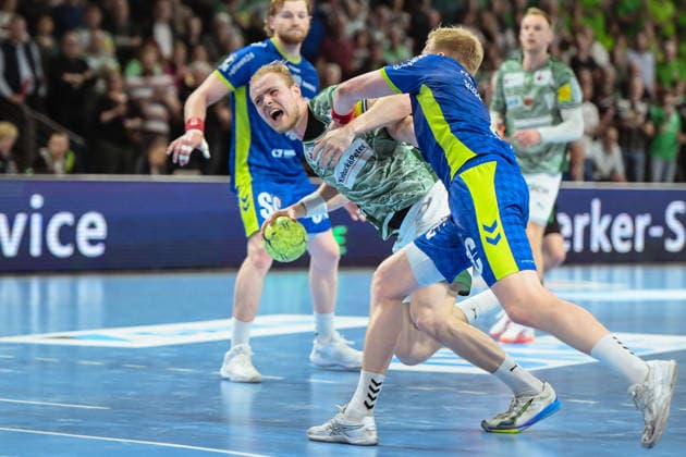 23.04.2026, xlakx, Handball Daikin HBL, Fuechse Berlin - VfL Gummersbach v.l. Matthes Langhoff (Fuechse Berlin), Ellidi Vidarsson (VfL Gummersbach) Zweikampf, Duell, Kampf, tackle Berlin Daniel Lakomski