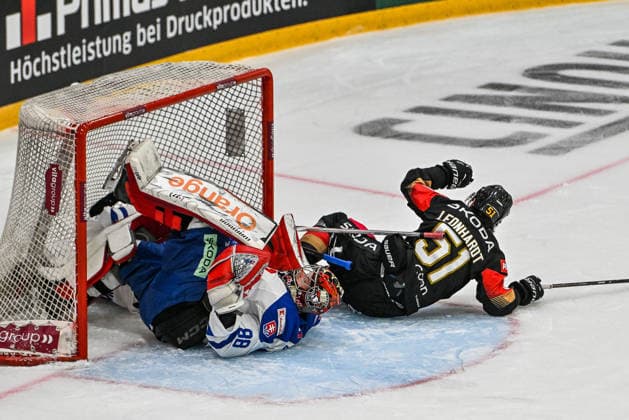 GER, FSP, Deutschland (GER) vs Slowakei (SVK) 23.04.2026, Energie Schwaben Arena, Kaufbeuren, GER, FSP, Deutschland (GER) vs Slowakei (SVK), im Bild Rayen Petrovicky (SVK, 39) und Eugen Rabcan (SVK, 88) landen im Tor, Danjo Leonhardt (GER, 51) *** GER, FSP, Germany GER vs Slovakia SVK 23 04 2026, Energie Schwaben Arena, Kaufbeuren, GER, FSP, Germany GER vs Slovakia SVK , in the picture Rayen Petrovicky SVK, 39 and Eugen Rabcan SVK, 88 land in goal, Danjo Leonhardt GER, 51 nordphotoxGmbHx xHafner nph00200