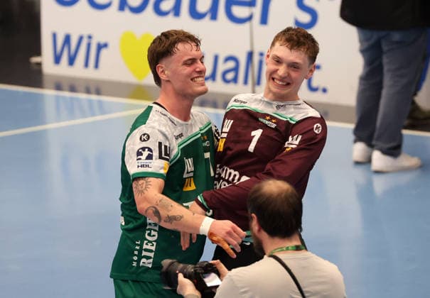 23 04 2026, Germany, Göppingen, Handball DAIKIN HBL Bundesliga, FRISCH AUF Göppingen vs Rhein Neckar Löwen, f l Victor Klöve FAG , Julian Buchele cheers, cheers, cheers
