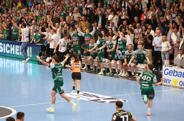 23 04 2026, Germany, Göppingen, Handball DAIKIN HBL Bundesliga, FRISCH AUF Göppingen vs Rhein Neckar Löwen, Final cheer, Cheers FAG