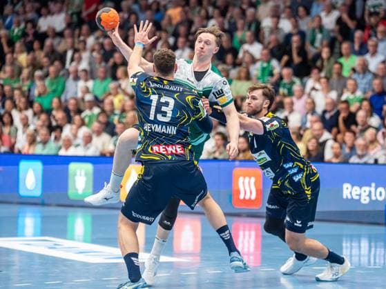 Ole Pregler Frisch Auf Goeppingen, 23 in duel with Steven Plucnar Jacobsen Rhein Neckar Loewen, 09 and Sebastian Heymann Rhein Neckar Loewen, 13 , Frisch Auf Goeppingen vs Rhein Neckar Loewen, Handball, 1 Bundesliga, Men, Season 2025 2026, 23 04 2026, Frisch Auf Goeppingen vs Rhein Neckar Loewen, Handball, 1 Bundesliga, Men, Season 2025 2026, 23 04 2026 Goeppingen Copyright: xEibner-Pressefoto MichaelxSchmidx EP_MST