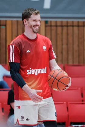 In the picture Andreas Obst FC Bayern Muenchen Basketball, 13 23 04 2026, Basketball, Fitness First Wuerzburg Baskets vs FC Bayern Muenchen Basketball, easyCredit BBL, 26 Matchday, Germany, 97072, tectake Arena Wuerzburg, Copyright: HMBxMedia xJulienxBecker