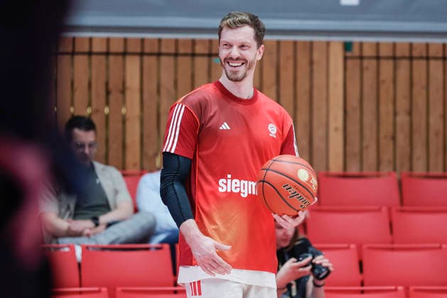 In the picture Andreas Obst FC Bayern Muenchen Basketball, 13 23 04 2026, Basketball, Fitness First Wuerzburg Baskets vs FC Bayern Muenchen Basketball, easyCredit BBL, 26 Matchday, Germany, 97072, tectake Arena Wuerzburg, Copyright: HMBxMedia xJulienxBecker