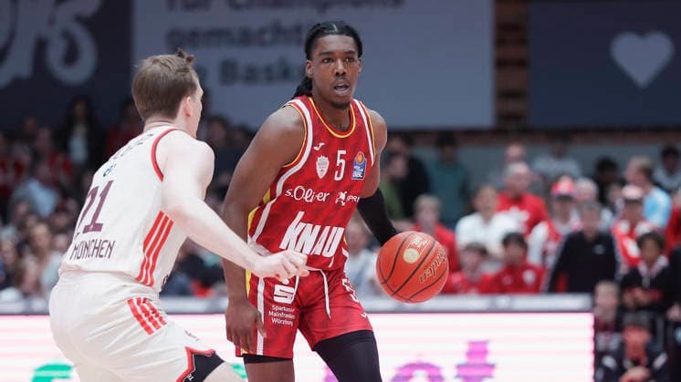 In the picture from left Justus Hollatz FC Bayern Muenchen Basketball, 21 against Marcus Carr Wuerzburg Baskets, 5 on the ball 23 04 2026, Basketball, Fitness First Wuerzburg Baskets vs FC Bayern Muenchen Basketball, easyCredit BBL, 26 Matchday, Germany, 97072, tectake Arena Wuerzburg, Copyright: HMBxMedia xJulienxBecker