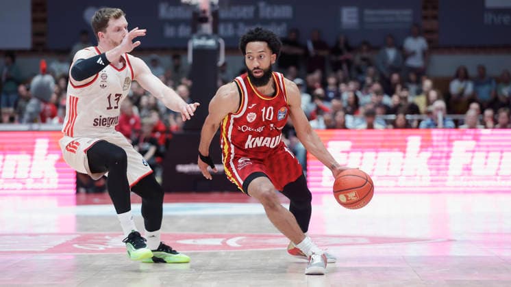 In the picture from left Andreas Obst FC Bayern Muenchen Basketball, 13 against Davion Mintz Wuerzburg Baskets, 10 on the ball 23 04 2026, Basketball, Fitness First Wuerzburg Baskets vs FC Bayern Muenchen Basketball, easyCredit BBL, 26 Matchday, Germany, 97072, tectake Arena Wuerzburg, Copyright: HMBxMedia xJulienxBecker