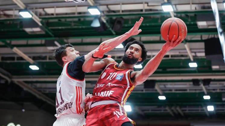 Im Bild: v.li. Vladimir Lucic (FC Bayern Muenchen Basketball, 11) gegen den Korbleger von Davion Mintz (Wuerzburg Baskets, 10) 23.04.2026, Basketball, Fitness First Wuerzburg Baskets vs. FC Bayern Muenchen Basketball, easyCredit BBL, 26. Spieltag, Deutschland, 97072, tectake-Arena Wuerzburg, *** In the picture from left Vladimir Lucic FC Bayern Muenchen Basketball, 11 against the basket shot of Davion Mintz Wuerzburg Baskets, 10 23 04 2026, Basketball, Fitness First Wuerzburg Baskets vs FC Bayern Muenchen Basketball, easyCredit BBL, 26 Matchday, Germany, 97072, tectake Arena Wuerzburg, Copyright: HMBxMedia xJulienxBecker