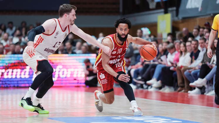 In the picture from left Andreas Obst FC Bayern Muenchen Basketball, 13 against Davion Mintz Wuerzburg Baskets, 10 on the ball 23 04 2026, Basketball, Fitness First Wuerzburg Baskets vs FC Bayern Muenchen Basketball, easyCredit BBL, 26 Matchday, Germany, 97072, tectake Arena Wuerzburg, Copyright: HMBxMedia xJulienxBecker