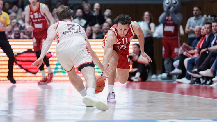 In the picture from left Justus Hollatz FC Bayern Muenchen Basketball, 21 against Brae Ivey Wuerzburg Baskets, 11 on ball search 23 04 2026, Basketball, Fitness First Wuerzburg Baskets vs FC Bayern Muenchen Basketball, easyCredit BBL, 26 Matchday, Germany, 97072, tectake Arena Wuerzburg, Copyright: HMBxMedia xJulienxBecker