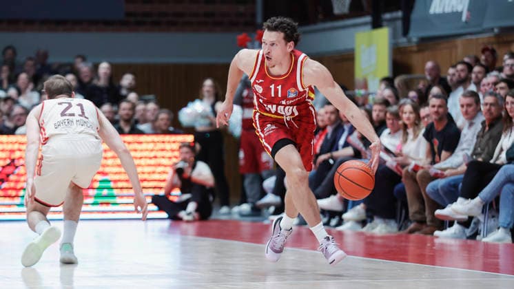 In the picture from left Justus Hollatz FC Bayern Muenchen Basketball, 21 was played by Brae Ivey Wuerzburg Baskets, 11 was played 23 04 2026, Basketball, Fitness First Wuerzburg Baskets vs FC Bayern Muenchen Basketball, easyCredit BBL, 26 Matchday, Germany, 97072, tectake Arena Wuerzburg, Copyright: HMBxMedia xJulienxBecker